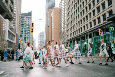 Dinamik sokak performansı canlı giyinmiş çeşitli dansçıları gösteriyor.