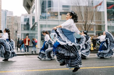 Canlı dansçılar canlı bir geçit töreninde kültür mirası sergilerler.