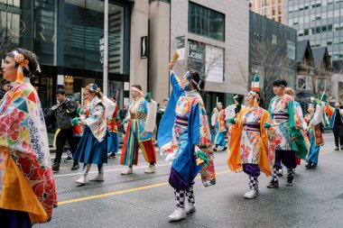 Zengin kültür mirası canlı danslar ve renkli kıyafetlerle kutlanır.