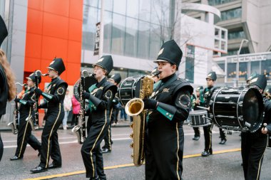 Canlı ve enerjik bir yürüyüş bandosu, canlı bir şehir geçit töreninin önemli bir parçasıdır.
