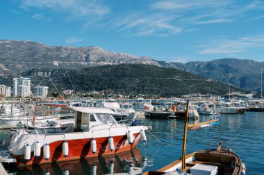 Motorlu balıkçılık ve gezi tekneleri dağlık kıyı şeridi boyunca sıralanmış durumda. Yüksek kalite fotoğraf