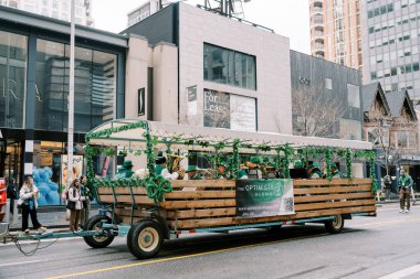 Canlı şamandıra yeşillikle süslenmiş, hareketli şehir zeminiyle, toplum ruhuyla.