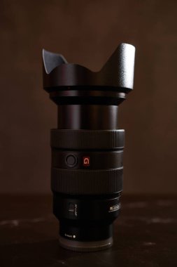 Siyah bir masada duran dijital kameraya 24-70 mm 'lik lens Sony FE. Yüksek kalite fotoğraf
