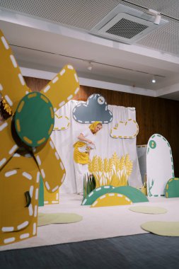 Anaokulunda sürahili olan aktris sahnede buğday sulama süslemesi yapıyor. Yüksek kalite fotoğraf