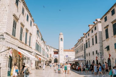 Turistler Stradun Caddesi 'nin antik binalarından geçip saat kulesine yürüyorlar. Dubrovnik, Hırvatistan. Yüksek kalite fotoğraf