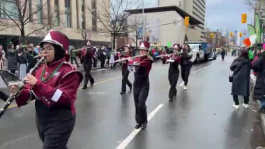 Canlı bir şehirde flüt çalan renkli bir bando grubu neşe saçıyor.