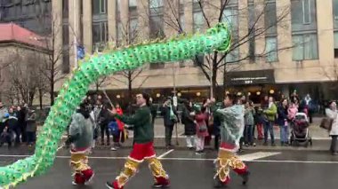 Dinamik ejderha dansı gösterisi şehirdeki seyircileri büyülüyor..
