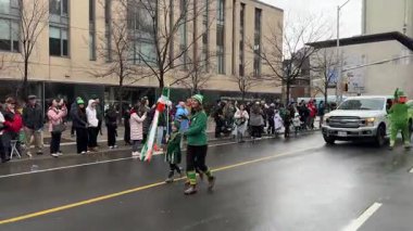 Katılımcılar Aziz Patrick Günü 'nü coşkulu ve heyecanlı bir törenle kutladılar.