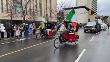 Renkli çekçekçeklerin canlı İrlanda bayraklarını gururla sergilediği şenlik geçidini yakalayın