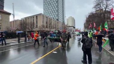 Kalabalık çeşitli bayraklar ve bayraklar taşıyan canlı bir geçit töreninde toplandı.