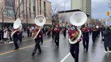Canlı bir yürüyüş bandosu neşeyle dolu canlı bir şehir geçidinde konser verdi.