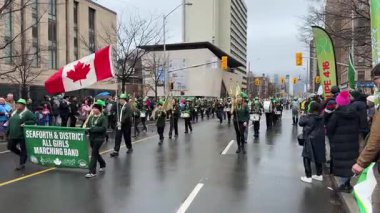 Yürüyüş bandosuna katılanlar Aziz Patrick Günü 'nü neşe ve şenlikle kutluyorlar.