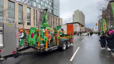 Renkli geçit töreni Aziz Patrick Günü 'nü şenlikli dekorasyonlarla kutluyor.