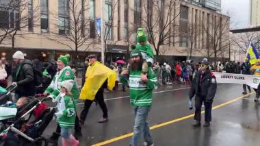 Renkli kostümler ve şenliklerle dolu canlı Aziz Patrick Günü geçidi