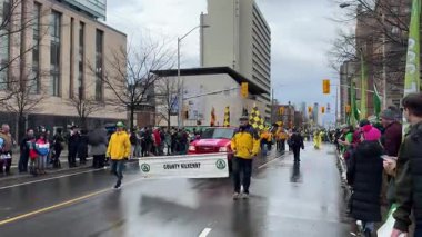 Canlı bir gösteri sahnesi. Canlı bayraklar ve coşkulu kalabalık katılımıyla.