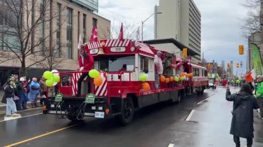 Canlı şamandıralar ve caddelerde neşeli kalabalıklarla dolu heyecanlı bir geçit töreni.