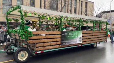 Yetenekli müzisyenlerin neşeyle kutladığı canlı bir geçit töreni.