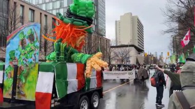 Aziz Patrick Günü şenlikleri için renkli şamandıralar süslenmiş.