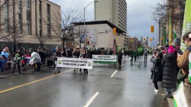 Aziz Patrick Günü 'nü kutlayan bando ve dansçıların katıldığı renkli geçit töreni