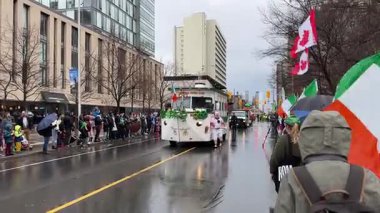 Canlı bir geçit töreni, süslü bir tekne ve herkesin keyif aldığı canlı bir atmosfer.