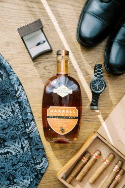 Bir şişe viski yerde, bir kutuda alyans ve puronun yanında yatıyor. Başlık, Barrell. Üst Manzara. Yüksek kalite fotoğraf