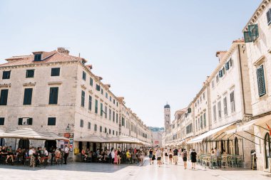 Turistler Dubrovnik 'teki antik Stradun caddesi boyunca yürüyorlar. Hırvatistan. Yüksek kalite fotoğraf