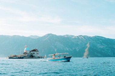 Gospa od Skrpjela adasından Kotor Körfezi boyunca yelken açar. Karadağ. Yüksek kalite fotoğraf
