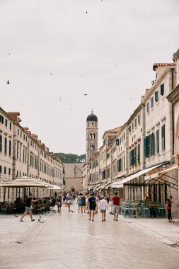 İnsanlar eski Dubrovnik kasabası Stradun Plaza 'nın ana caddesi boyunca yürüyorlar. Hırvatistan. Yüksek kalite fotoğraf