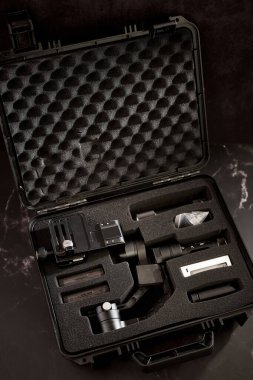 Aksesuarlı elektronik dengeleyici masanın üzerinde duruyor. Yüksek kalite fotoğraf