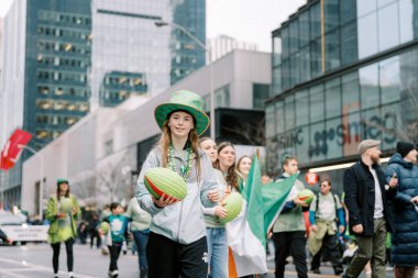 Yeşiller içindeki şen katılımcılar Aziz Patrick Günü 'nü kutlamak için toplandılar.