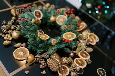 Noel çelengi ve aksesuarları odadaki bir masada duruyor. Yüksek kalite fotoğraf