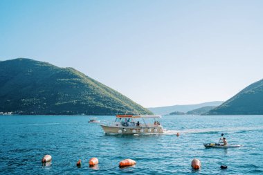 Kürek yelkenli bir teknedeki turist bir yat gezisini geçmiş. Yüksek kalite fotoğraf