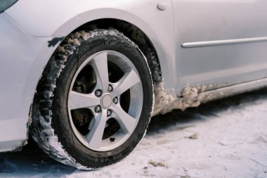 Ön tekerleğin yanındaki arabanın altında kara yapışmış. Yüksek kalite fotoğraf