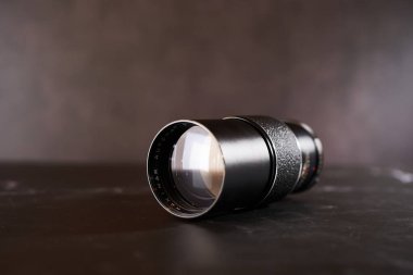 Klasik Hanimar Otomatik Telefoto Lensi siyah bir masanın üzerinde duruyor. Yüksek kalite fotoğraf