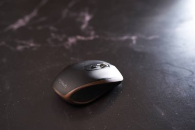 Logitech MX Herhangi bir yerde 2 kablosuz fare siyah bir masada yatıyor. Yüksek kalite fotoğraf