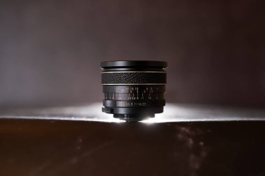 Bir film kamerası için lensler siyah bir masanın üzerinde duruyor. Yüksek kalite fotoğraf
