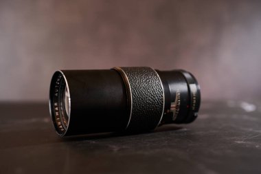 Klasik Hanimar telefoto lensleri siyah bir masanın üzerinde duruyor. Yan görüş. Yüksek kalite fotoğraf