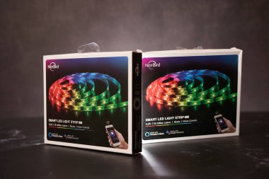 İki paket NiteBird SL1 akıllı LED şerit orijinal ambalaj standı siyah bir masa üzerinde. Yüksek kalite fotoğraf