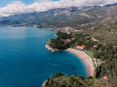 Kotor Körfezi kıyısında, Villa Milocer yakınlarında kraliyet plajı. Karadağ. Drone. Yüksek kalite fotoğraf