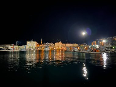 Deniz kıyısındaki tatil köyünün seti aydınlandı. Yüksek kalite fotoğraf