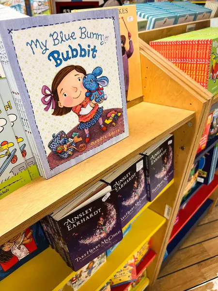 Peri masalı kitapları mağazadaki raflarda. Başlık: 