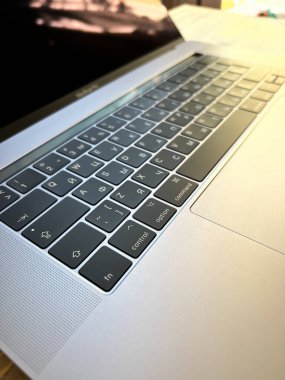 Gümüş dizüstü bilgisayarda siyah klavye. Yakın plan. Yüksek kalite fotoğraf