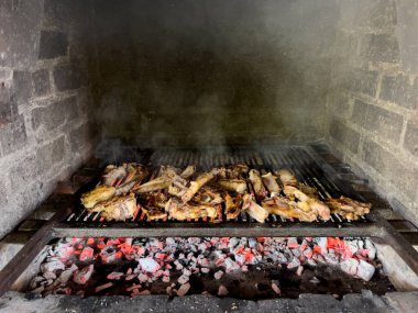 Kaburgalar, tuğla fırında yanan kömürlerin üzerinde kızartılır. Yüksek kalite fotoğraf