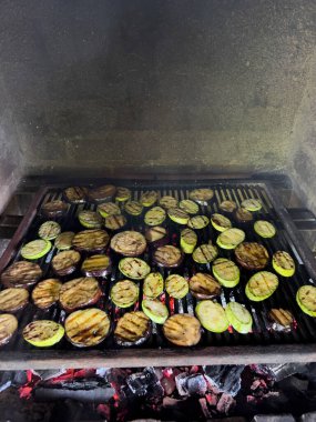 Kabak ve patlıcan parçaları kömür fırınında kızartılıyor. Yüksek kalite fotoğraf