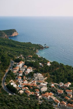 Kotor Körfezi kıyısındaki dağdan Sveti Stefan köyüne bak. Karadağ. Yüksek kalite fotoğraf