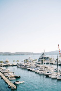 Lüks yatlar rıhtımda demirli motorlu yatların yanında duruyor. Yüksek kalite fotoğraf