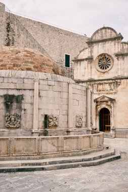 Kutsal Kurtarıcı Kilisesi 'nin yakınındaki büyük antik Onofrio çeşmesi. Dubrovnik, Hırvatistan. Yüksek kalite fotoğraf
