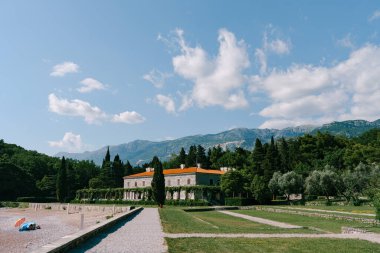 Dağların eteğindeki Villa Milocer yakınlarındaki bahçede bakımlı patika. Karadağ. Yüksek kalite fotoğraf