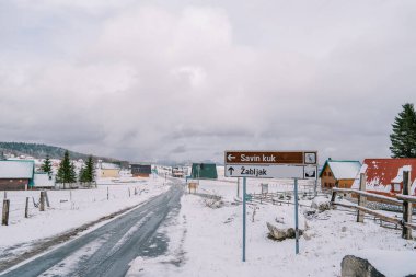 Dağ vadisindeki bir köye giden yolu işaretle. Başlık: Savin kuk, Zabljak. Karadağ. Yüksek kalite fotoğraf