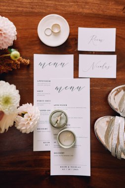 Evlilik yüzükleri bir kutuda ve bir tabağın üzerinde tahta bir masanın üzerinde duruyor. Üst Manzara. Yüksek kalite fotoğraf